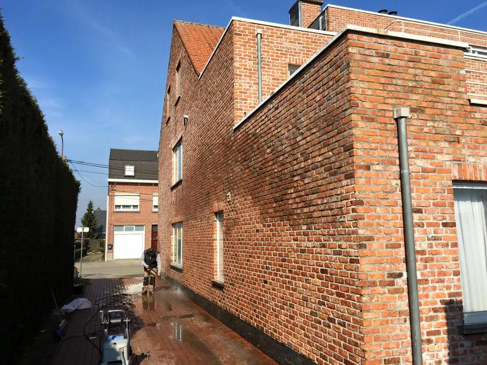 Bakstenen gevel die behandeld wordt tegen doorslaand vocht
