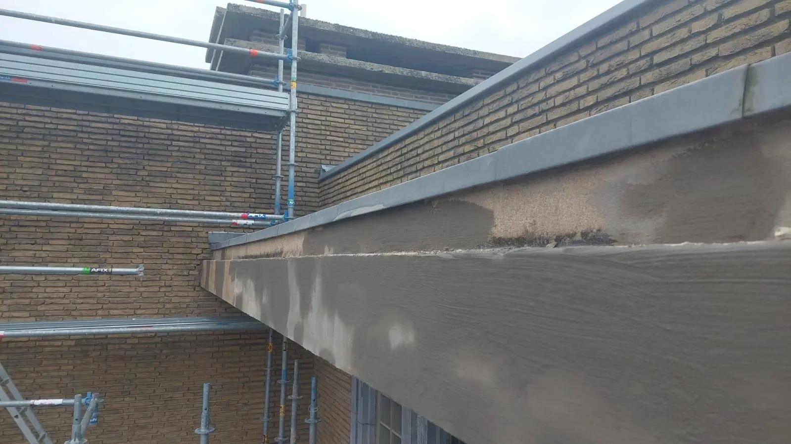 Herstelling van betonrot aan een betonnen rand