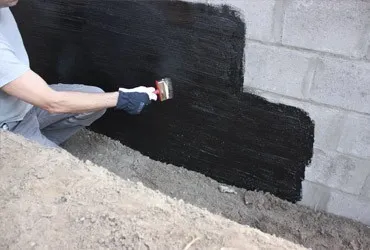 Waterdichte coating aangebracht op de buitenmuur van een ondergrondse garage
